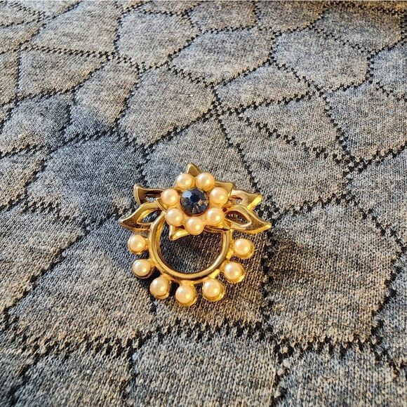 MCM Elegant Gold and Pearl Women's Brooch - Picture 4 of 5